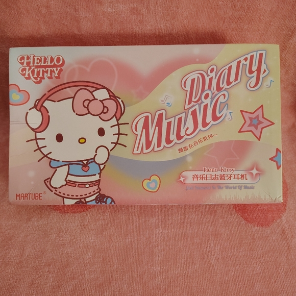 EXCLUSIVE - Hello Kitty x MarTube Earbuds Set - Picture 4 of 9